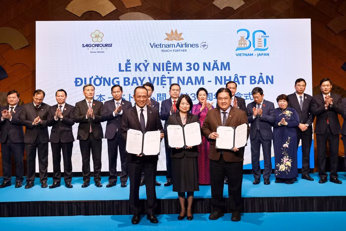 2.2. Dưới sự chứng kiến của Chủ tịch Quốc hội và các đại biểu cấp cao hai nước, Vietnam Airlines trao biên bản hợp tác với các đối tác Nhật Bản.JPG