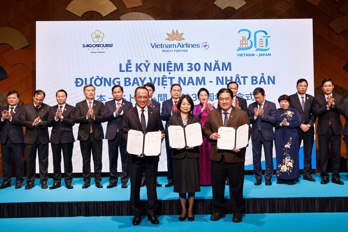 Dưới sự chứng kiến của Chủ tịch Quốc hội và các đại biểu cấp cao hai nước, Vietnam Airlines trao biên bản hợp tác với các đối tác Nhật Bản. 2.2. Dưới sự chứng kiến của Chủ tịch Quốc hội và các đại biểu cấp cao hai nước, Vietnam Airlines trao biên bản hợp tác với các đối tác Nhật Bản.JPG