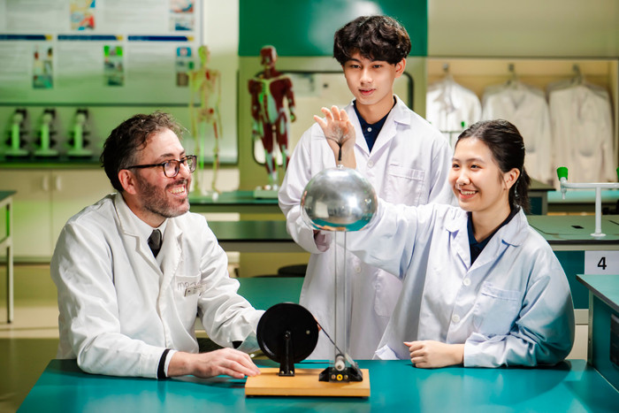 Vinschool luôn lấy học sinh làm trung tâm, 100% giáo viên nước ngoài tại Vinschool có bằng cấp sư phạm và kinh nghiệm giảng dạy quốc tế, được đào tạo về phương pháp giảng dạy chương trình Cambridge. Anh 1 (27).jpg