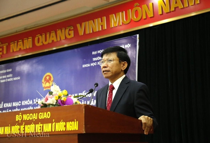 Giáo sư, Tiến sĩ Hoàng Anh Tuấn - Hiệu trưởng Trường Đại học Khoa học Xã hội và Nhân văn, Đại học Quốc gia Hà Nội khẳng định cam kết của nhà trường trong việc tổ chức giảng dạy hiệu quả khoá tập huấn. Giáo sư, Tiến sĩ Hoàng Anh Tuấn - Hiệu trưởng Trường Đại học Khoa học Xã hội và Nhân văn, Đại học Quốc gia Hà Nội khẳng định cam kết của nhà trường trong việc tổ chức giảng dạy hiệu quả khoá tập huấn.