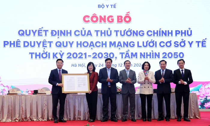 Phó Thủ tướng Lê Thành Long trao Quyết định của Thủ tướng Chính phủ phê duyệt Quy hoạch mạng lưới y tế cơ sở thời kỳ 2021-2030, tầm nhìn 2050. Ảnh: VGP/Đức Tuân Nhiều văn bản quy phạm pháp luật trong ngành y tế 'rất khó, lượng hóa không phải dễ'- Ảnh 5.