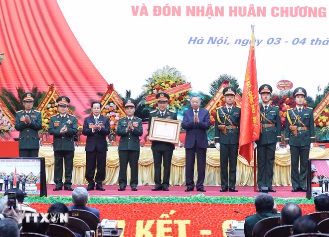Tổng Bí thư Tô Lâm trao Huân chương Lao động hạng Nhất tặng Hội Cựu Chiến binh Việt Nam. (Ảnh: Thống Nhất/ TTXVN)