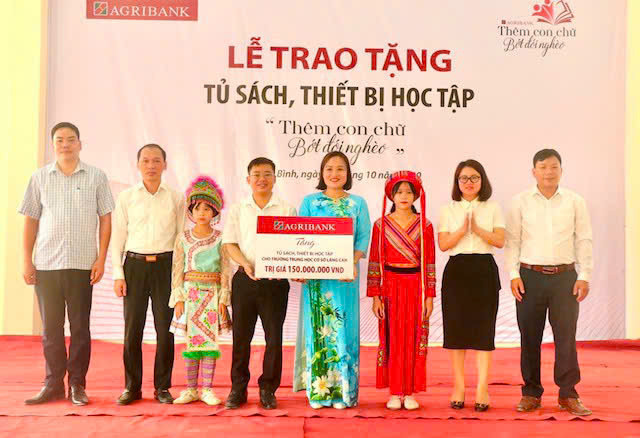 Chương trình “Thêm con chữ, bớt đói nghèo” góp phần thực hiện ước mơ của nhiều trẻ em trên khắp mọi miền Tổ quốc. Chương trình “Thêm con chữ, bớt đói nghèo” góp phần thực hiện ước mơ của nhiều trẻ em trên khắp mọi miền Tổ quốc.
