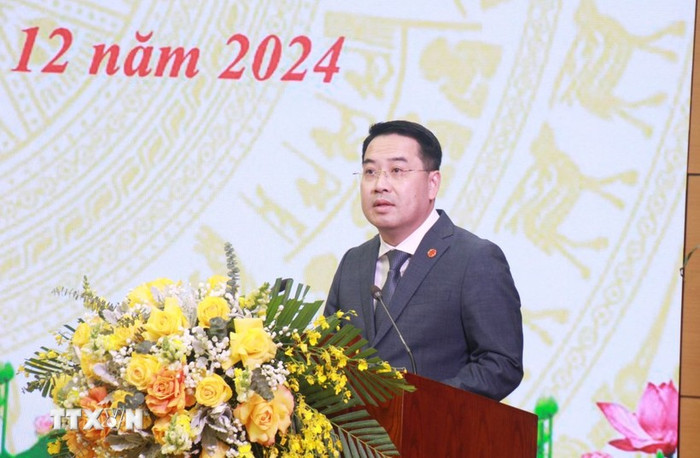Tân Chủ tịch Ủy ban Nhân dân tỉnh Yên Bái Nguyễn Tuấn Anh phát biểu tại Kỳ họp. (Ảnh: Đinh Thùy/TTXVN) Tân Chủ tịch Ủy ban Nhân dân tỉnh Yên Bái Nguyễn Tuấn Anh phát biểu tại Kỳ họp. (Ảnh: Đinh Thùy/TTXVN)