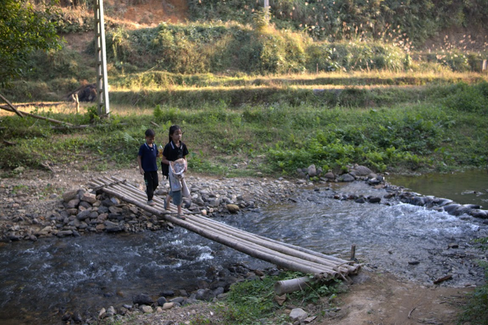Con đường đến trường của các trò vùng cao thường phải đi bộ mất nhiều cây số đường núi, qua bao ngọn đồi, bao con suối, không kể trời nắng hay mưa.