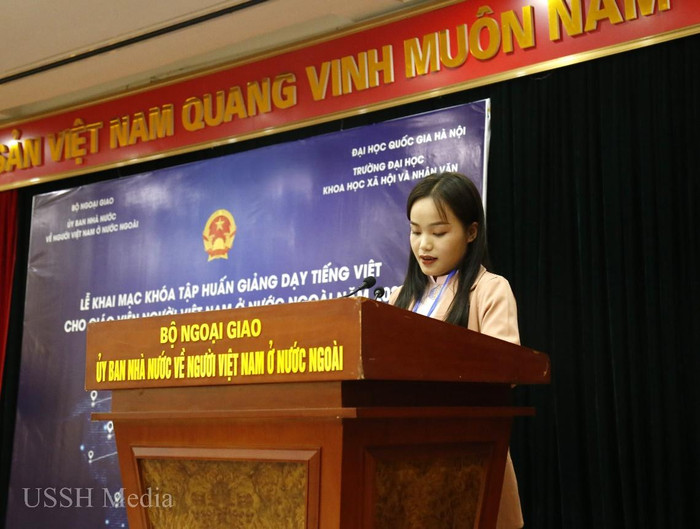 Chị Hiền Ni Sả - Giáo viên Trường Song ngữ Lào - Việt Nam Nguyễn Du (Lào) chia sẻ kỳ vọng được nâng cao năng lực giảng dạy, học hỏi thêm về các phương pháp sư phạm hiện đại, cách sử dụng giáo trình và tài liệu một cách linh hoạt để truyền cảm hứng cho học sinh khi tham gia khoá tập huấn. Chị Hiền Ni Sả - Giáo viên Trường Song ngữ Lào - Việt Nam Nguyễn Du (Lào) chia sẻ kỳ vọng được nâng cao năng lực giảng dạy, học hỏi thêm về các phương pháp sư phạm hiện đại, cách sử dụng giáo trình và tài liệu một cách linh hoạt để truyền cảm hứng cho học sinh khi tham gia khoá tập huấn.