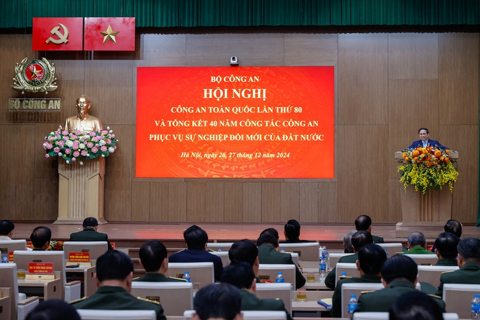 Thủ tướng nêu rõ, Đảng, Nhà nước ta giao phó sứ mệnh bảo vệ vững chắc an ninh trật tự cho lực lượng công an nhân dân anh hùng với tinh thần "Chỉ biết còn Đảng thì còn mình", "Vì nước quên thân, vì dân phục vụ", "Danh dự là điều thiêng liêng, cao quý nhất"; nhân dân ta kỳ vọng lực lượng công an nhân dân tiếp tục phát huy truyền thống vẻ vang gần 80 năm qua. Ảnh: VGP/Nhật Bắc