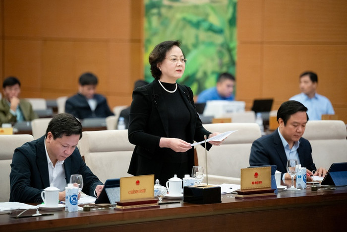 Bộ trưởng Bộ Nội vụ Phạm Thị Thanh Trà trình bày Tờ trình của Chính phủ về sắp xếp đơn vị hành chính cấp huyện, cấp xã thuộc tỉnh Ninh Bình. Ảnh: VGP/LS Bộ trưởng Bộ Nội vụ Phạm Thị Thanh Trà trình bày Tờ trình của Chính phủ về sắp xếp đơn vị hành chính cấp huyện, cấp xã thuộc tỉnh Ninh Bình. Ảnh: VGP/LS