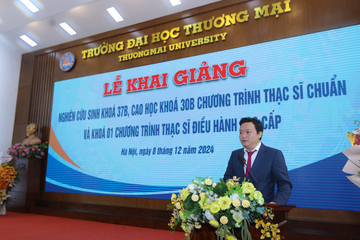 Tân nghiên cứu sinh Nguyễn Ngọc Tú - Lớp 37B.QLKT phát biểu tại buổi lễ. Tân nghiên cứu sinh Nguyễn Ngọc Tú - Lớp 37B.QLKT phát biểu tại buổi lễ.