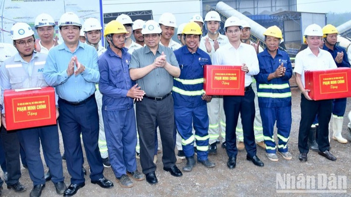 Thủ tướng Phạm Minh Chính tặng quà động viên các đơn vị đang thi công Dự án cao tốc Biên Hoà-Vũng Tàu. (Ảnh: Thanh Giang) Thủ tướng Phạm Minh Chính tặng quà động viên các đơn vị đang thi công Dự án cao tốc Biên Hoà-Vũng Tàu. (Ảnh: Thanh Giang)