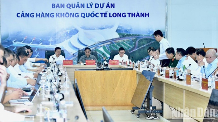 Quang cảnh buổi làm việc của Thủ tướng Phạm Minh Chính với các bộ, ngành, cơ quan, đơn vị liên quan về tiến độ xây dựng Cảng hàng không quốc tế Long Thành. (Ảnh: Thanh Giang) Quang cảnh buổi làm việc của Thủ tướng Phạm Minh Chính với các bộ, ngành, cơ quan, đơn vị liên quan về tiến độ xây dựng Cảng hàng không quốc tế Long Thành. (Ảnh: Thanh Giang)