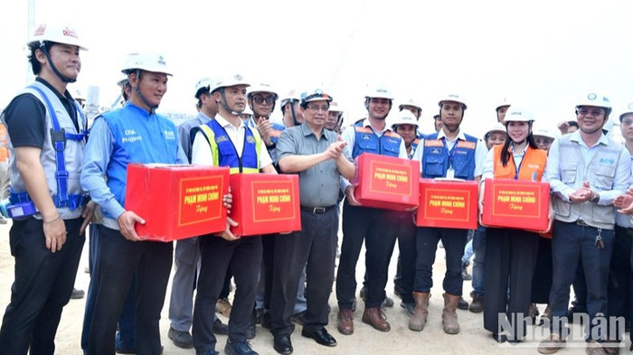 Thủ tướng Phạm Minh Chính tặng quà động viên kỹ sư, công nhân các đơn vị đang thi công Nhà ga hành khách Cảng hàng không quốc tế Long Thành. (Ảnh: Thanh Giang) Thủ tướng Phạm Minh Chính tặng quà động viên kỹ sư, công nhân các đơn vị đang thi công Nhà ga hành khách Cảng hàng không quốc tế Long Thành. (Ảnh: Thanh Giang)