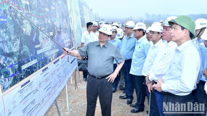 Thủ tướng Phạm Minh Chính tới kiểm tra công trường, cho ý kiến chỉ đạo về tiến độ xây dựng Dự án cao tốc Biên Hoà-Vũng Tàu kết nối với Cảng hàng không quốc tế Long Thành. (Ảnh: Thanh Giang) Thủ tướng Phạm Minh Chính tới kiểm tra công trường, cho ý kiến chỉ đạo về tiến độ xây dựng Dự án cao tốc Biên Hoà-Vũng Tàu kết nối với Cảng hàng không quốc tế Long Thành. (Ảnh: Thanh Giang)