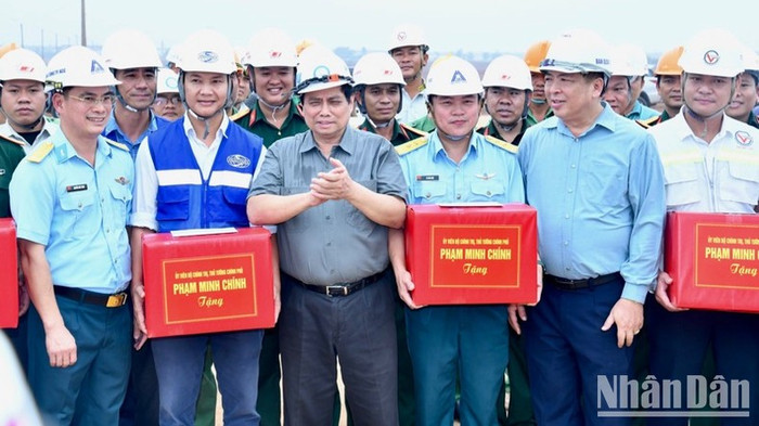 Thủ tướng Phạm Minh Chính kiểm tra công trường xây dựng đường cất hạ cánh, tặng quà động viên các đơn vị đang thi công. (Ảnh: Thanh Giang) Thủ tướng Phạm Minh Chính kiểm tra công trường xây dựng đường cất hạ cánh, tặng quà động viên các đơn vị đang thi công. (Ảnh: Thanh Giang)