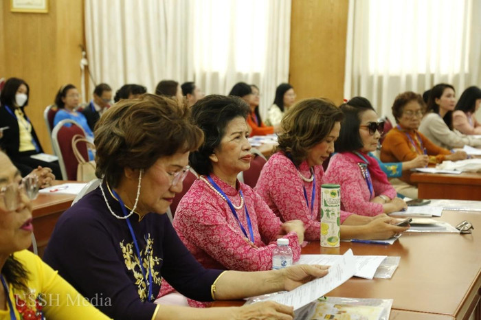 Các thầy cô giáo kiều bào bày tỏ niềm vinh dự khi được trở về Việt Nam tham dự khoá tập huấn về giảng dạy tiếng Việt. Các thầy cô giáo kiều bào bày tỏ niềm vinh dự khi được trở về Việt Nam tham dự khoá tập huấn về giảng dạy tiếng Việt.