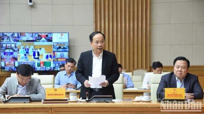 Đại diện lãnh đạo Bộ Giao thông vận tải báo cáo tại phiên họp. (Ảnh: Trần Hải) Đại diện lãnh đạo Bộ Giao thông vận tải báo cáo tại phiên họp. (Ảnh: Trần Hải)