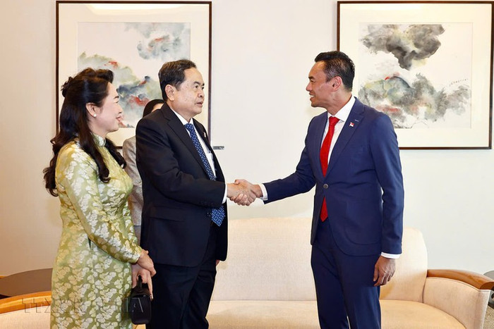 Đại diện lãnh đạo các cơ quan Quốc hội, Hội Nghị sĩ hữu nghị Singapore và Đại sứ Mai Phước Dũng vui mừng chào đón Chủ tịch Quốc hội Trần Thanh Mẫn, Phu nhân Nguyễn Thị Thanh Nga và Đoàn. (Ảnh: Doãn Tấn - TTXVN) Đại diện lãnh đạo các cơ quan Quốc hội, Hội Nghị sĩ hữu nghị Singapore và Đại sứ Mai Phước Dũng vui mừng chào đón Chủ tịch Quốc hội Trần Thanh Mẫn, Phu nhân Nguyễn Thị Thanh Nga và Đoàn. (Ảnh: Doãn Tấn - TTXVN)