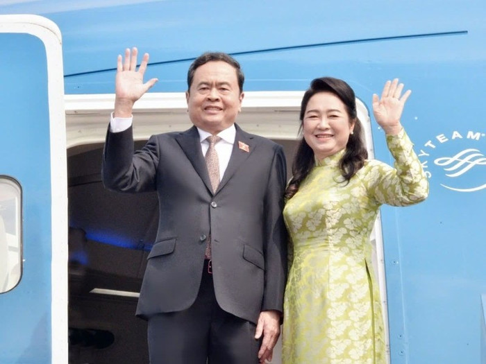 Chủ tịch Quốc hội Trần Thanh Mẫn, Phu nhân và Đoàn đại biểu cấp cao Quốc hội Việt Nam đã đến Sân bay quốc tế Changi, bắt đầu chuyến thăm chính thức Cộng hòa Singapore theo lời mời của Chủ tịch Quốc hội Seah Kian Peng. (Ảnh: Doãn Tấn- TTXVN) Chủ tịch Quốc hội Trần Thanh Mẫn, Phu nhân và Đoàn đại biểu cấp cao Quốc hội Việt Nam đã đến Sân bay quốc tế Changi, bắt đầu chuyến thăm chính thức Cộng hòa Singapore theo lời mời của Chủ tịch Quốc hội Seah Kian Peng. (Ảnh: Doãn Tấn- TTXVN)