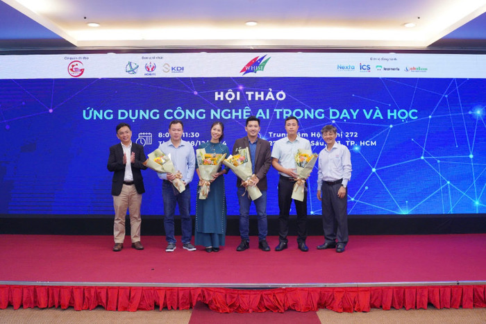 Ông Nguyễn Việt Trung - Phó Tổng Giám đốc KDI Education trao hoa cảm ơn các đơn vị đã đồng hành trong Hội thảo.