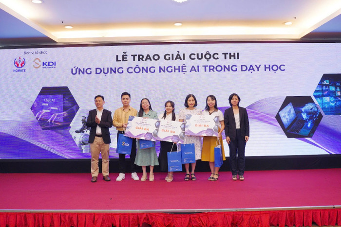 Ông Nguyễn Việt Trung (bìa trái) - Phó Tổng Giám đốc KDI Education và Bà Phan Thị Quý Trúc (bìa phải) - Phó trưởng phòng, Phòng quản lý Sở hữu trí tuệ và Đổi mới sáng tạo, Sở Khoa học và Công nghệ Thành phố Hồ Chí Minh trao giải cho các thí sinh đạt giải Ba.