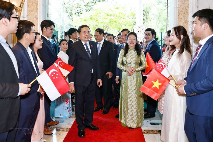 Đại diện lãnh đạo các cơ quan Quốc hội, Hội Nghị sĩ hữu nghị Singapore và Đại sứ Mai Phước Dũng vui mừng chào đón Chủ tịch Quốc hội Trần Thanh Mẫn, Phu nhân Nguyễn Thị Thanh Nga và Đoàn. (Ảnh: Doãn Tấn- TTXVN) Đại diện lãnh đạo các cơ quan Quốc hội, Hội Nghị sĩ hữu nghị Singapore và Đại sứ Mai Phước Dũng vui mừng chào đón Chủ tịch Quốc hội Trần Thanh Mẫn, Phu nhân Nguyễn Thị Thanh Nga và Đoàn. (Ảnh: Doãn Tấn- TTXVN)