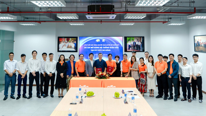 Lễ ký kết đồng giao nhận quyền sử dụng đất cho dự án mở rộng hệ thống giáo dục tại Khu đô thị công nghệ FPT Đà Nẵng giữa FPT và FPT City. Anh 01 Ky ket FE FCity.jpg