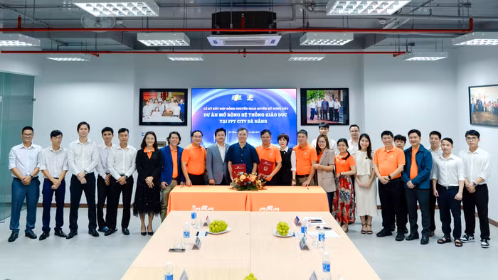 Anh 01 Ky ket FE FCity.jpg