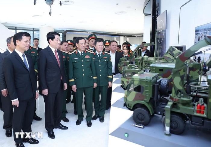 Chủ tịch nước Lương Cường với các đại biểu tham quan trưng bày về công nghệ của Viettel. (Ảnh: Lâm Khánh/TTXVN) Chủ tịch nước Lương Cường với các đại biểu tham quan trưng bày về công nghệ của Viettel. (Ảnh: Lâm Khánh/TTXVN)