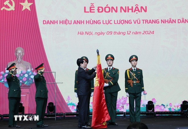 Chủ tịch nước Lương Cường gắn huy hiệu Anh hùng Lực lượng vũ trang nhân dân lên lá cờ truyền thống Viện Hàng không Vũ trụ Viettel. (Ảnh: Lâm Khánh/TTXVN) Chủ tịch nước Lương Cường gắn huy hiệu Anh hùng Lực lượng vũ trang nhân dân lên lá cờ truyền thống Viện Hàng không Vũ trụ Viettel. (Ảnh: Lâm Khánh/TTXVN)
