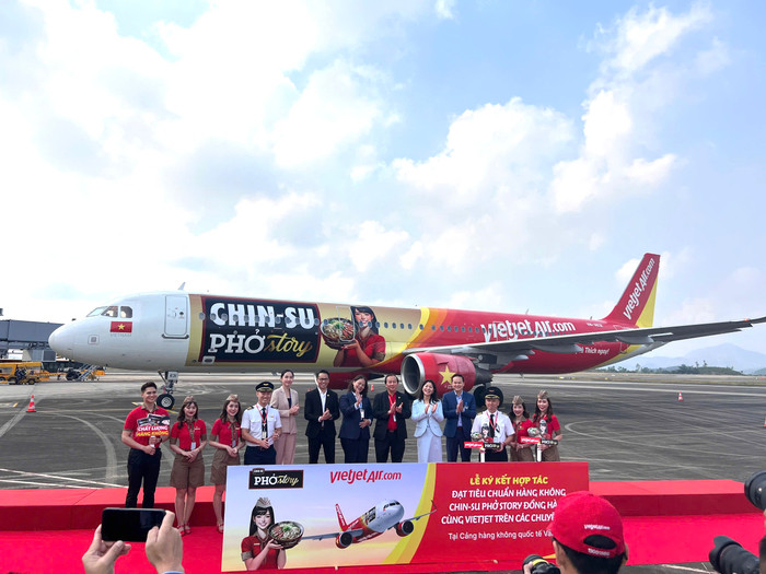 Tàu bay CHIN-SU Phở Story được chào đón bởi lãnh đạo Bộ, ban ngành, đại diện Masan Consumer và Vietjet. IMG_6805.JPG