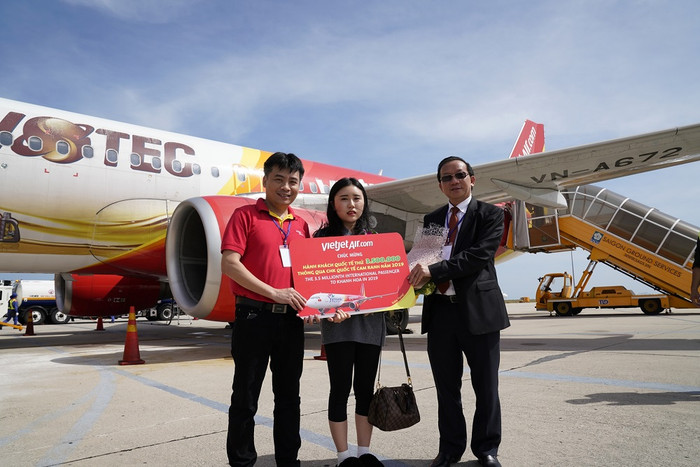 Phó Tổng Giám đốc Vietjet Đỗ Xuân Quang chào đón hai vị khách đặc biệt Phó Tổng Giám đốc Vietjet Đỗ Xuân Quang chào đón hai vị khách đặc biệt