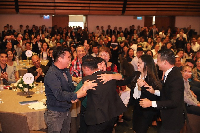 Khách hàng hạnh phúc khi được MC đọc tên là người trúng giải thưởng