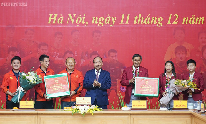 Thủ tướng Nguyễn Xuân Phúc chúc mừng hai đội tuyển bóng đá nam và nữ giành huy chương vàng SEA Games 30. Ảnh: Chinhphu.vn Thủ tướng Nguyễn Xuân Phúc chúc mừng hai đội tuyển bóng đá nam và nữ giành huy chương vàng SEA Games 30. Ảnh: Chinhphu.vn