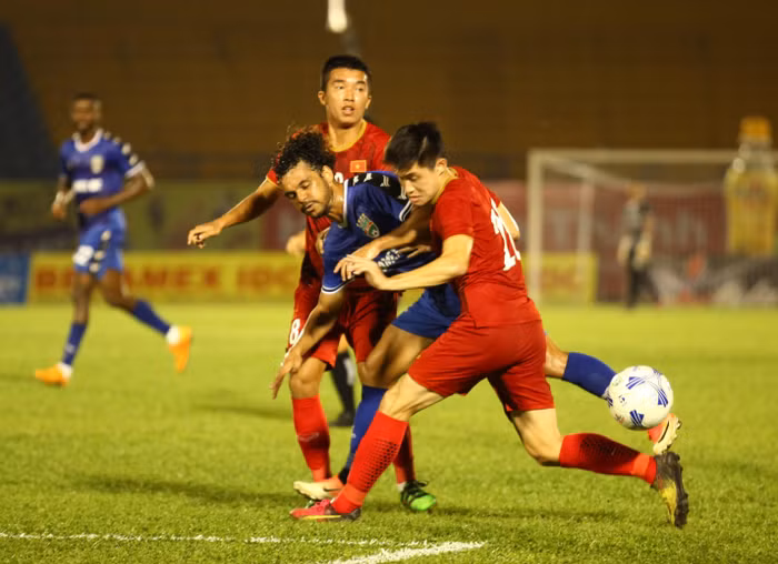 Các cầu thủ B.Bình Dương (xanh) cho thấy sự bản lĩnh trước các cầu thủ trẻ U20 Việt Nam