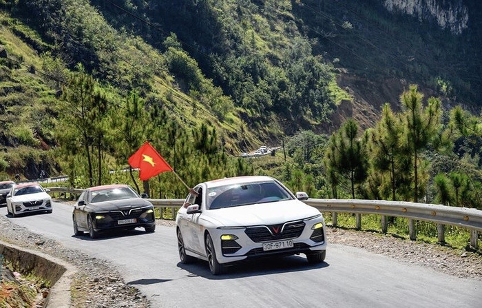 Lần đầu tiên có một đoàn xe phủ cờ đỏ quy mô tới gần 100 xe như VinFast, lan toả niềm tự hào dân tộc mỗi mảnh đất mà họ đi qua, nên được cộng đồng gọi là “đoàn xe quốc kỳ”.