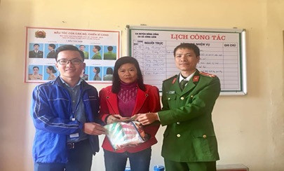 Anh Lê Văn Công cùng đại diện Công an xã Công Liêm – Nông Cống trao trả nguyên vẹn tài sản nhặt được cho chị Phạm Thị Vinh Anh Lê Văn Công cùng đại diện Công an xã Công Liêm – Nông Cống trao trả nguyên vẹn tài sản nhặt được cho chị Phạm Thị Vinh