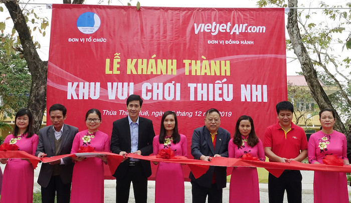 Lãnh đạo Vietjet cùng đại diện địa phương cắt băng khai trương khu vui chơi thiếu nhi tại Trường Tiểu học Quảng Thọ