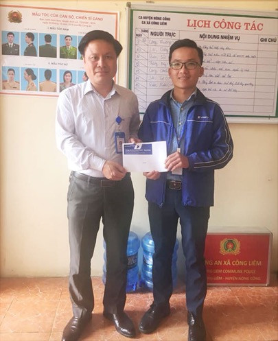 Đồng chí Lưu Đình Sinh – Giám đốc PBH Nông Cống biểu dương và khen thưởng anh Lê Văn Công Đồng chí Lưu Đình Sinh – Giám đốc PBH Nông Cống biểu dương và khen thưởng anh Lê Văn Công