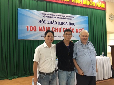 Giáo sư Roland Jacques (ngoài cùng bên phải). (Ảnh do tác giả cung cấp) Giáo sư Roland Jacques (ngoài cùng bên phải). (Ảnh do tác giả cung cấp)