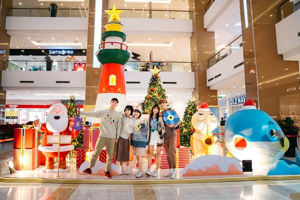 Giáng sinh từ đại diện đầy sắc màu khiến các bạn trẻ “trầm trồ” tại Vincom Center Nguyễn Chí Thanh Giáng sinh từ đại diện đầy sắc màu khiến các bạn trẻ “trầm trồ” tại Vincom Center Nguyễn Chí Thanh