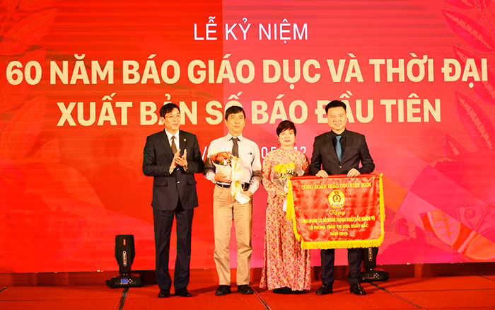 Chủ tịch Công đoàn Giáo dục Việt Nam Vũ Minh Đức trao Cờ thi đua cho Công đoàn Báo Giáo dục và Thời đại. Chủ tịch Công đoàn Giáo dục Việt Nam Vũ Minh Đức trao Cờ thi đua cho Công đoàn Báo Giáo dục và Thời đại.