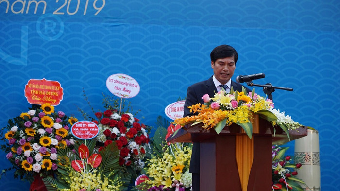 Ông Nguyễn Hữu Thức - Tổng giám đốc Công ty Cổ phần Gốm Chu Đậu phát biểu tại buổi lễ trao quyết định “Điểm du lịch làng nghề Gốm Chu Đậu” Ông Nguyễn Hữu Thức - Tổng giám đốc Công ty Cổ phần Gốm Chu Đậu phát biểu tại buổi lễ trao quyết định “Điểm du lịch làng nghề Gốm Chu Đậu”