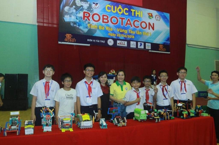 Cô Sông Thương cùng đội tuyển Robotacon của trường Nguyễn An Ninh Cô Sông Thương cùng đội tuyển Robotacon của trường Nguyễn An Ninh