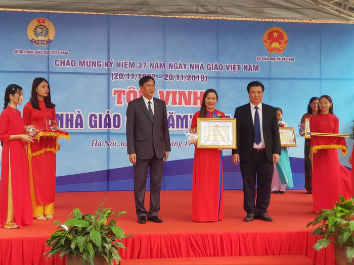 Cô Sông Thương trong Lễ tôn vinh nhà giáo năm 2019 Cô Sông Thương trong Lễ tôn vinh nhà giáo năm 2019