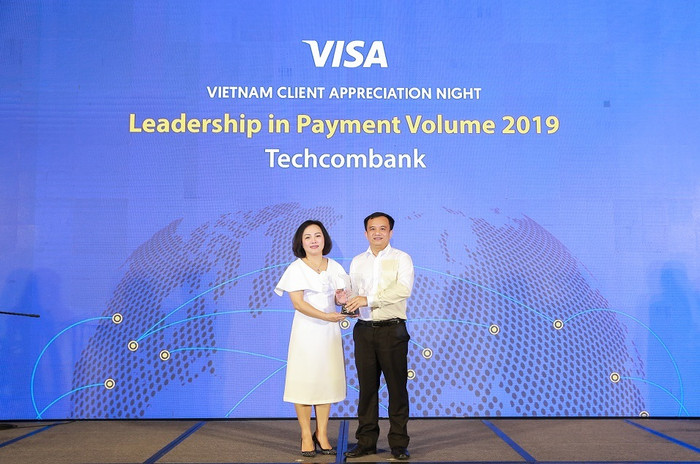 Đại diện Techcombank nhận giải thưởng cao quý nhất cho vị trí số 1 thị trường về doanh số thanh toán qua thẻ Visa. Đại diện Techcombank nhận giải thưởng cao quý nhất cho vị trí số 1 thị trường về doanh số thanh toán qua thẻ Visa.