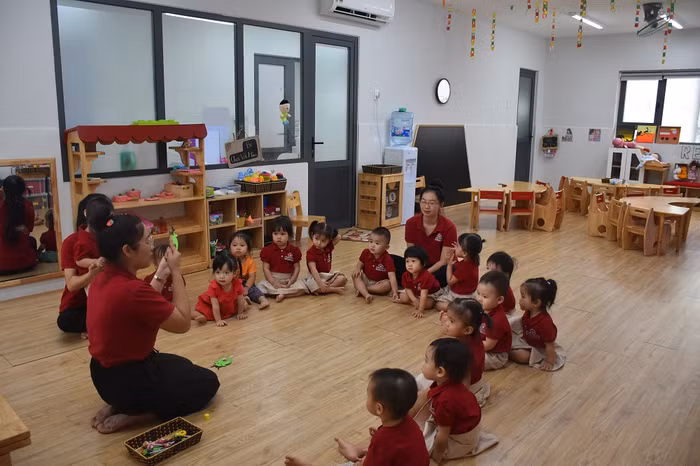 Khi được nhìn thấy trực quan và tự mình chạm vào sự vật, bé sẽ ghi nhớ sâu sắc hơn