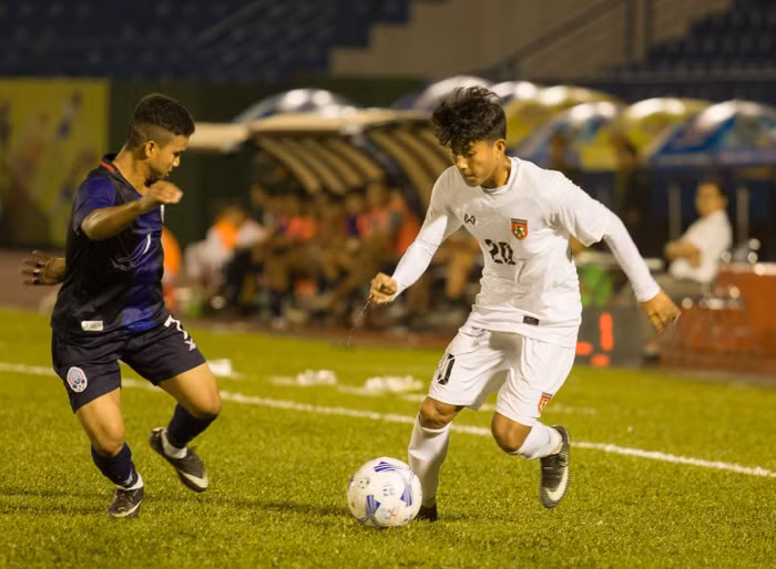 Thắng 4-2 trước U20 Campuchia, U20 Myanmar (trắng) giành hạng ba chung cuộc