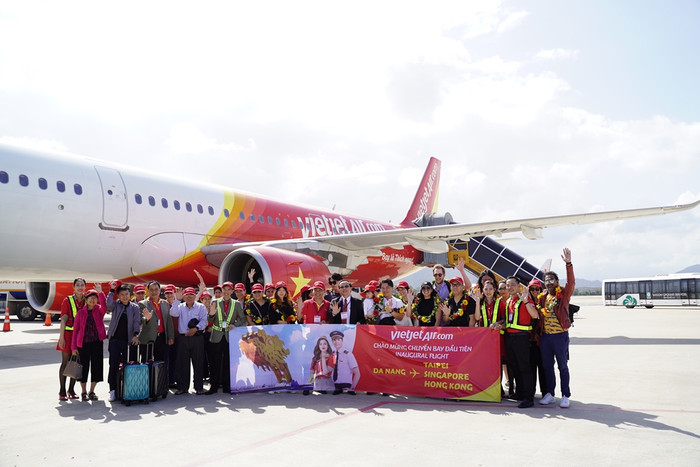 Tại Cảng hàng không quốc tế Đà Nẵng, Phó Tổng giám đốc Vietjet Đỗ Xuân Quang đã tham dự lễ đón và tặng hoa những hành khách đầu tiên trên loạt chuyến bay khai trương của Vietjet. Tại Cảng hàng không quốc tế Đà Nẵng, Phó Tổng giám đốc Vietjet Đỗ Xuân Quang đã tham dự lễ đón và tặng hoa những hành khách đầu tiên trên loạt chuyến bay khai trương của Vietjet.