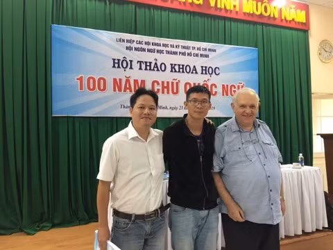 Giáo sư Roland Jacques (ngoài cùng bên phải). (Ảnh do tác giả cung cấp)
