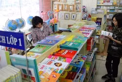 Nếu những người có trách nhiệm vội vàng trong việc lựa chọn sách giáo khoa thì học sinh sẽ chịu nhiều thiệt thòi nhất. (Ảnh minh hoạ: TTXVN)